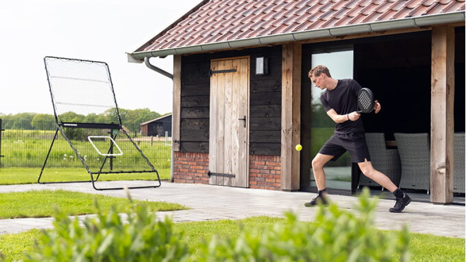 Which padel strokes can I practice with the Smash padel rebounder?