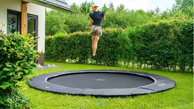 Assured of a safe trampoline jump thanks to safety tiles